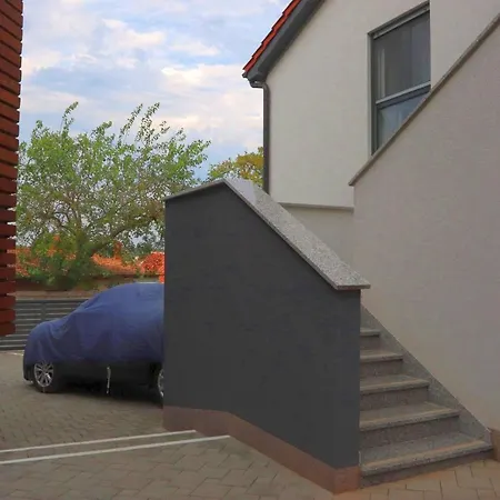 Bailey Apartment *